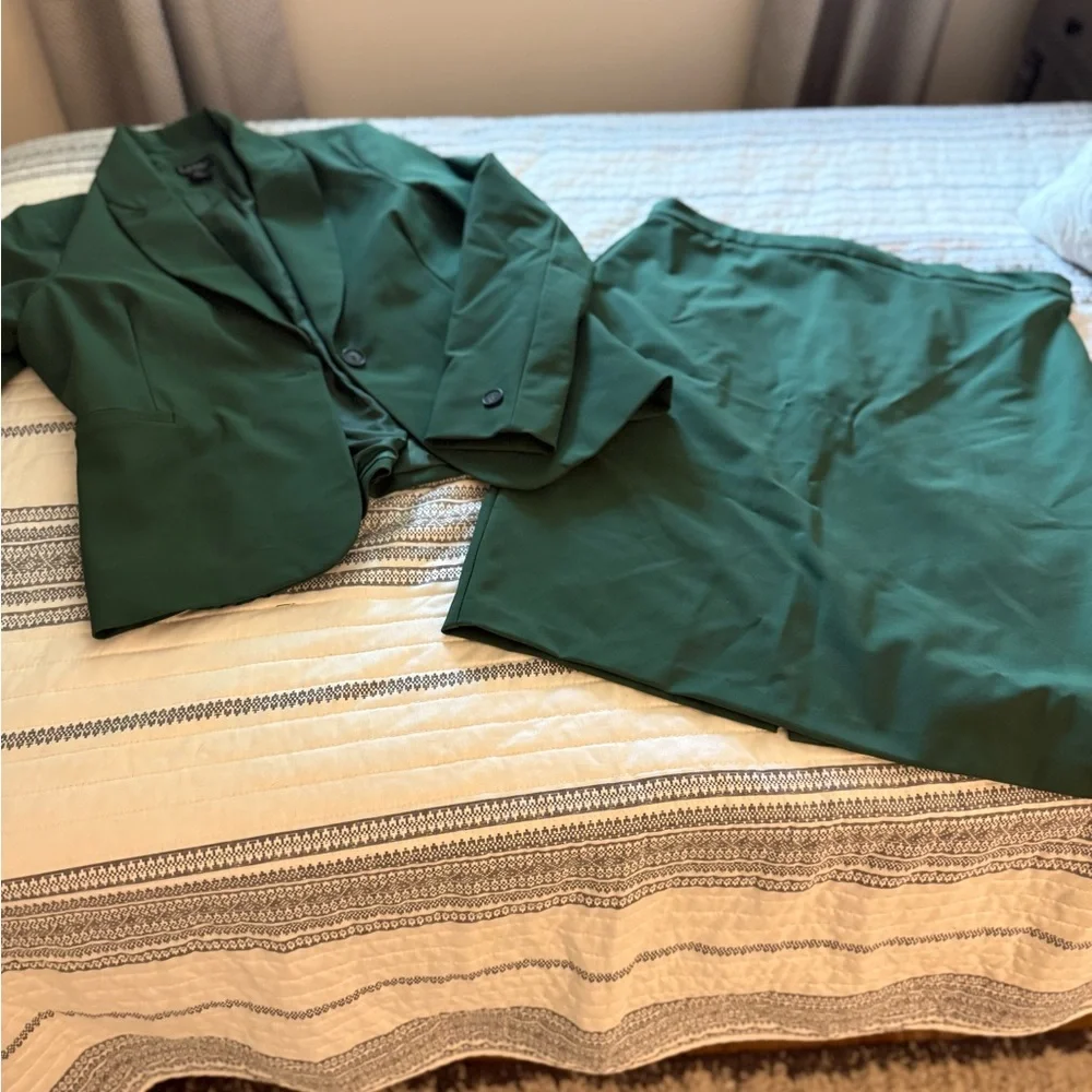 Nicole Miller Green Skirt Suit set - Large blazer and XL skirt - Picture 3 of 11